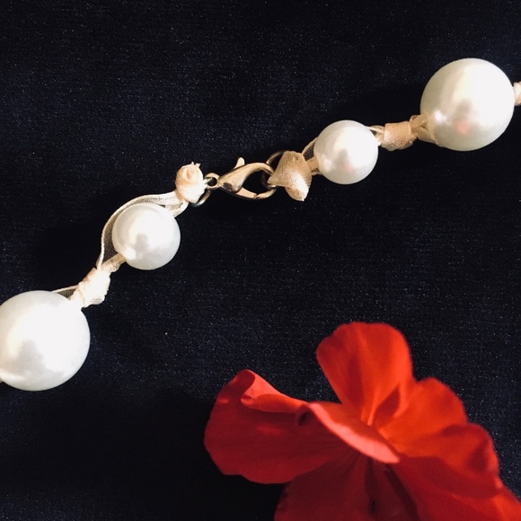 Long Pearl necklace with ribbon! 🎗 - Picture 2 of 3